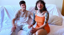 En el APAGÓN se fueron las luces pero Lara Croft seguía encendida. ¡Se folla a un jovencito!