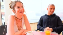 De bragas mojadas en la calle a pollon dentro con ellas puestas Eva Fay chorreando como perra en celo Benny se las huele y destroza el coñazo italia