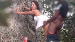 Buscando sexo en la playa  Carol Linda conoce a un negro y folla en publico  Sexo interracial en Nigged