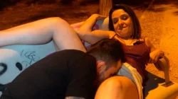 Dana Levi MODO PUTA ON No pierde el tiempo y se abre de piernas en un banco del parque nada más conocer al maromo