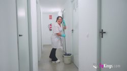 La Limpiadora Jamona Aisha Montero Deja el Mocho y se Come la Polla del Pipiolo Inexperto Leo Rod en su Descanso