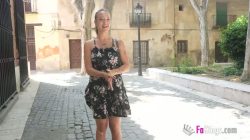 Tour cachondo por Alcalá Rebecca Jones exhibiéndose y Mark preparándole el coño para lo que le viene
